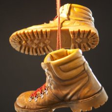 Matteo Attruia, Shoefiti (settembre 2012), 2012, cavo metallico e scarpe, dimensioni variabili, foto giacomo de dona