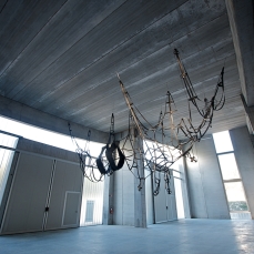 michelangelo penso, grande batterio quasi mostro, 2011, gomma antiolio, alluminio, acciaio, 12.5 x 3.5 x 4 mt, courtesy Galerie Alberta Pane, Parigi, foto a. montresor