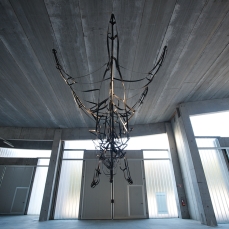 michelangelo penso, grande batterio quasi mostro, 2011, gomma antiolio, alluminio, acciaio, 12.5 x 3.5 x 4 mt, courtesy Galerie Alberta Pane, Parigi, foto a. montresor