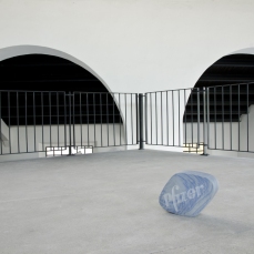 minji kim, a blue pill, marmo, 39x29x18 cm, 2010, foto a. montresor