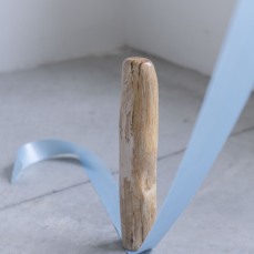 MinJi Kim, Alla fine, hai rivolto un ultimo sguardo indietro, legno pietrificato, nastro etc, dimensioni variabili, 2024