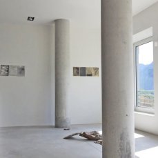 stefano moras/alan luca nan feat. giuseppina corona, \"senza titolo\" e \"ostrakon\", allestimento allo spazio di casso, maggio 2015