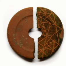 stefano moras/alan luca nan, ostrakon, incisione su cocci di terracotta, dimensioni variabili, 2014 - foto courtesy degli artisti