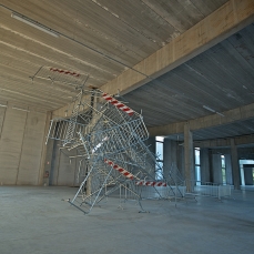 c. nemanja cvijanovic, scenography for applause! 2011, transenne, fascette di plastica, installazione site specific, courtesy dell\'artista, foto a. montresor