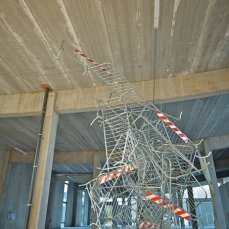 c. nemanja cvijanovic, scenography for applause! 2011, transenne, fascette di plastica, installazione site specific, courtesy dell\'artista, foto a. montresor