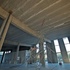 c. nemanja cvijanovic, scenography for applause! 2011, transenne, fascette di plastica, installazione site specific, courtesy dell\'artista, foto a. montresor