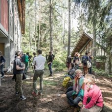 caldo il cielo su borca - 16 maggio 2015 - capanna-atelier della residenza d\'artista e padiglioni nel bosco della colonia - foto giacomo de dona\'