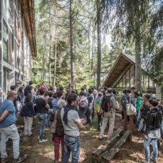 caldo il cielo su borca - 16 maggio 2015 - capanna-atelier della residenza d\'artista e padiglioni nel bosco della colonia - foto giacomo de dona\'
