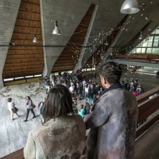 caldo il cielo su borca - 16 maggio 2015 - aula magna durante l\'open studio, in primo piano le coperte del villaggio trasformate in cappotti da anna e  giorgio - foto giacomo de dona\'