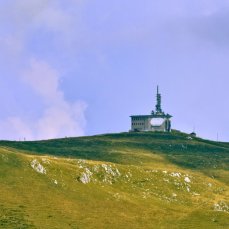 il rifugio brigata alpina cadore, sul colle del nevegal (bl)