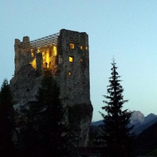 et un\'oseliera et non vi è_fredda la rocca_foto sara casal