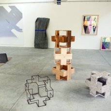 Paolo Gonzato_Plus_5 pezzi, dolomia, legno, ferro, 45x45x45