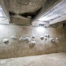 Ex Cartiera di Vas, Opening Paper weight, Maja Thommen, plastica scoltorea a rilievo, gessi come pietre di fiume, nel corpo natante di forza.  Foto: Giacomo De Donà