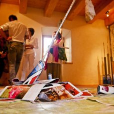 giocando con le regole/play by the rules - dimitri giannina - senza titolo_installazione (part.), manfanile, magazines, libri, inserti grafici e stampa, pietra - foto giacomo de dona\'