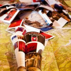 giocando con le regole/play by the rules - dimitri giannina - senza titolo_installazione (part.), manfanile, magazines, libri, inserti grafici e stampa, pietra - foto giacomo de dona\'