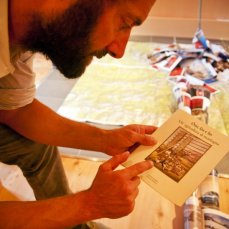 giocando con le regole/play by the rules - dimitri giannina - senza titolo_installazione (part.), manfanile, magazines, libri, inserti grafici e stampa, pietra - foto giacomo de dona\'