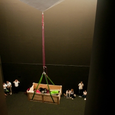 dc_questa-sosta-performance-tome_2012_nel-cubo-di-palazzo-crepadona_foto-giacomo-de-dona