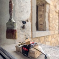 roberto de pol - legno, cavi elettrici, contenitori di plastica, corda, viti, bussola, silicone, nastro adesivo, alimentatori, motorini 6V bühler, prese elettriche, fil di ferro, bulloni, rondelle, scopa, pallina da ping pong, plexiglass, tela, colla a caldo, motorino girarrosto, mollette, tappo bottiglia, attaccaglia, timer, latta, calamite, chiave a bussola, corda, motorini per microonde, finestra, pennello di lawrence carroll, dadi, bottiglia plastica coca cola, vaschetta gelato pistacchio, vaschetta insalata, tappo bottiglia di birra offerta da cristiano ieri sera - to be here and there - foto: giacomo de donà