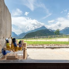 roberto de pol - legno, cavi elettrici, contenitori di plastica, corda, viti, bussola, silicone, nastro adesivo, alimentatori, motorini 6V bühler, prese elettriche, fil di ferro, bulloni, rondelle, scopa, pallina da ping pong, plexiglass, tela, colla a caldo, motorino girarrosto, mollette, tappo bottiglia, attaccaglia, timer, latta, calamite, chiave a bussola, corda, motorini per microonde, finestra, pennello di lawrence carroll, dadi, bottiglia plastica coca cola, vaschetta gelato pistacchio, vaschetta insalata, tappo bottiglia di birra offerta da cristiano ieri sera - to be here and there - foto: giacomo de donà