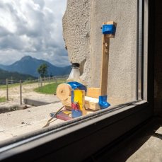 roberto de pol - legno, cavi elettrici, contenitori di plastica, corda, viti, bussola, silicone, nastro adesivo, alimentatori, motorini 6V bühler, prese elettriche, fil di ferro, bulloni, rondelle, scopa, pallina da ping pong, plexiglass, tela, colla a caldo, motorino girarrosto, mollette, tappo bottiglia, attaccaglia, timer, latta, calamite, chiave a bussola, corda, motorini per microonde, finestra, pennello di lawrence carroll, dadi, bottiglia plastica coca cola, vaschetta gelato pistacchio, vaschetta insalata, tappo bottiglia di birra offerta da cristiano ieri sera - to be here and there - foto: giacomo de donà