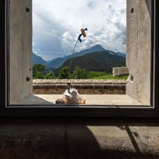 roberto de pol - legno, cavi elettrici, contenitori di plastica, corda, viti, bussola, silicone, nastro adesivo, alimentatori, motorini 6V bühler, prese elettriche, fil di ferro, bulloni, rondelle, scopa, pallina da ping pong, plexiglass, tela, colla a caldo, motorino girarrosto, mollette, tappo bottiglia, attaccaglia, timer, latta, calamite, chiave a bussola, corda, motorini per microonde, finestra, pennello di lawrence carroll, dadi, bottiglia plastica coca cola, vaschetta gelato pistacchio, vaschetta insalata, tappo bottiglia di birra offerta da cristiano ieri sera - to be here and there - foto: giacomo de donà