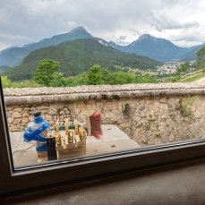 roberto de pol - legno, cavi elettrici, contenitori di plastica, corda, viti, bussola, silicone, nastro adesivo, alimentatori, motorini 6V bühler, prese elettriche, fil di ferro, bulloni, rondelle, scopa, pallina da ping pong, plexiglass, tela, colla a caldo, motorino girarrosto, mollette, tappo bottiglia, attaccaglia, timer, latta, calamite, chiave a bussola, corda, motorini per microonde, finestra, pennello di lawrence carroll, dadi, bottiglia plastica coca cola, vaschetta gelato pistacchio, vaschetta insalata, tappo bottiglia di birra offerta da cristiano ieri sera - to be here and there - foto: giacomo de donà