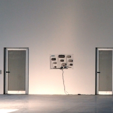 Roberto Pugliese, Kinetik Orchestra, 2011, metallo, plexiglass, magneti, circuiti, 120 x 70 x 20 cm, Dolomiti Contemporanee, Sass Muss, Installazione nel Padiglione Schiara, in Contractions, a cura di D. Capra, courtesy dell\'artista e Galerie Mario Mazzoli, Berlin, foto E. Bertaglia