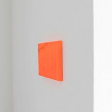 Simone Cametti, O/2, 17,5x17,5x3 cm, marmo Lasa bianco nuvolato, vernice acrilica bicomponente opaca, acciaio, grafite, 2023