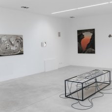 Stefano Caimi, Lithochronos, 49x56x200 cm, pietre, elettrovalvole, cavi, ferro, arduino, legno sbiancato, 2024