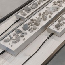 Stefano Caimi, Lithochronos, 49x56x200 cm, pietre, elettrovalvole, cavi, ferro, arduino, legno sbiancato, 2024