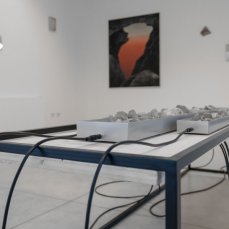Stefano Caimi, Lithochronos, 49x56x200 cm, pietre, elettrovalvole, cavi, ferro, arduino, legno sbiancato, 2024