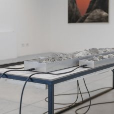 Stefano Caimi, Lithochronos, 49x56x200 cm, pietre, elettrovalvole, cavi, ferro, arduino, legno sbiancato, 2024