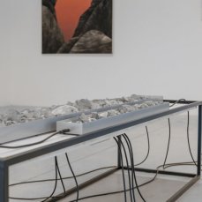 Stefano Caimi, Lithochronos, 49x56x200 cm, pietre, elettrovalvole, cavi, ferro, arduino, legno sbiancato, 2024