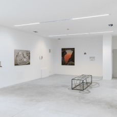 Stefano Caimi, Lithochronos, 49x56x200 cm, pietre, elettrovalvole, cavi, ferro, arduino, legno sbiancato, 2024