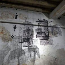 andrea bianconi, tunnel city, particolare dell\'allestimento, foto petra cason olivares