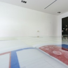 Matthias Weischer, Uri Aran, Nicola Samorì, SOLO table (di Paolo de Biasi)  - Solo, a group exhibition - foto Nicola Noro