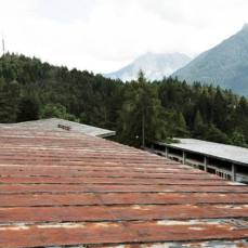 ex villaggio eni di borca di cadore_tetto del refettorio, guardando verso la chiesa di nostra signora del cadore - foto sergio casagrande
