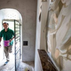 andrea visentini lavora all\'affresco nel capitello di casso - foto giacomo de donà
