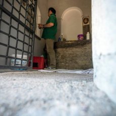 andrea visentini lavora all\'affresco nel capitello di casso - foto giacomo de donà