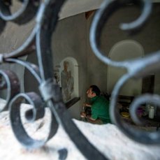 andrea visentini lavora all\'affresco nel capitello di casso - foto giacomo de donà