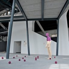 Willy Verginer, hero, legno di tiglio e colore acrilico, h 180 cm, 2009 - foto a. montresor