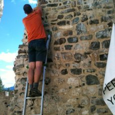 hannes egger, artista in residenza, prepara il suo lavoro per la mostra