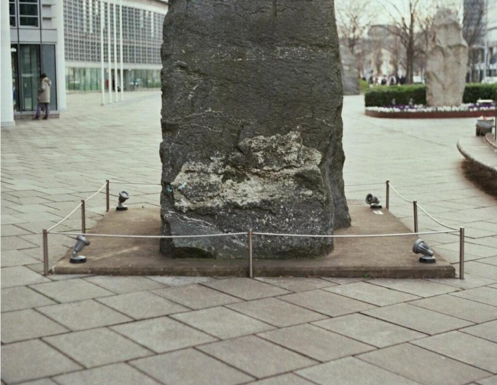 Giacomo Segantin, Stone grab, 2024, Stampa a pigmenti su carta fotografica, passe-partoute, 40x30 cm